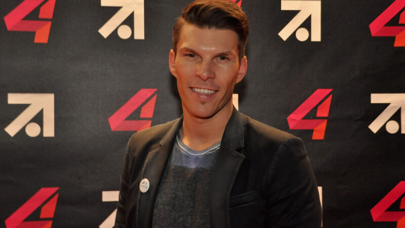 Florian Gschwandtner posiert vor Werbewand