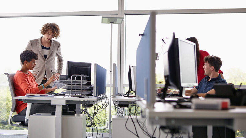 Büro mit Trennwänden zum Schallschutz