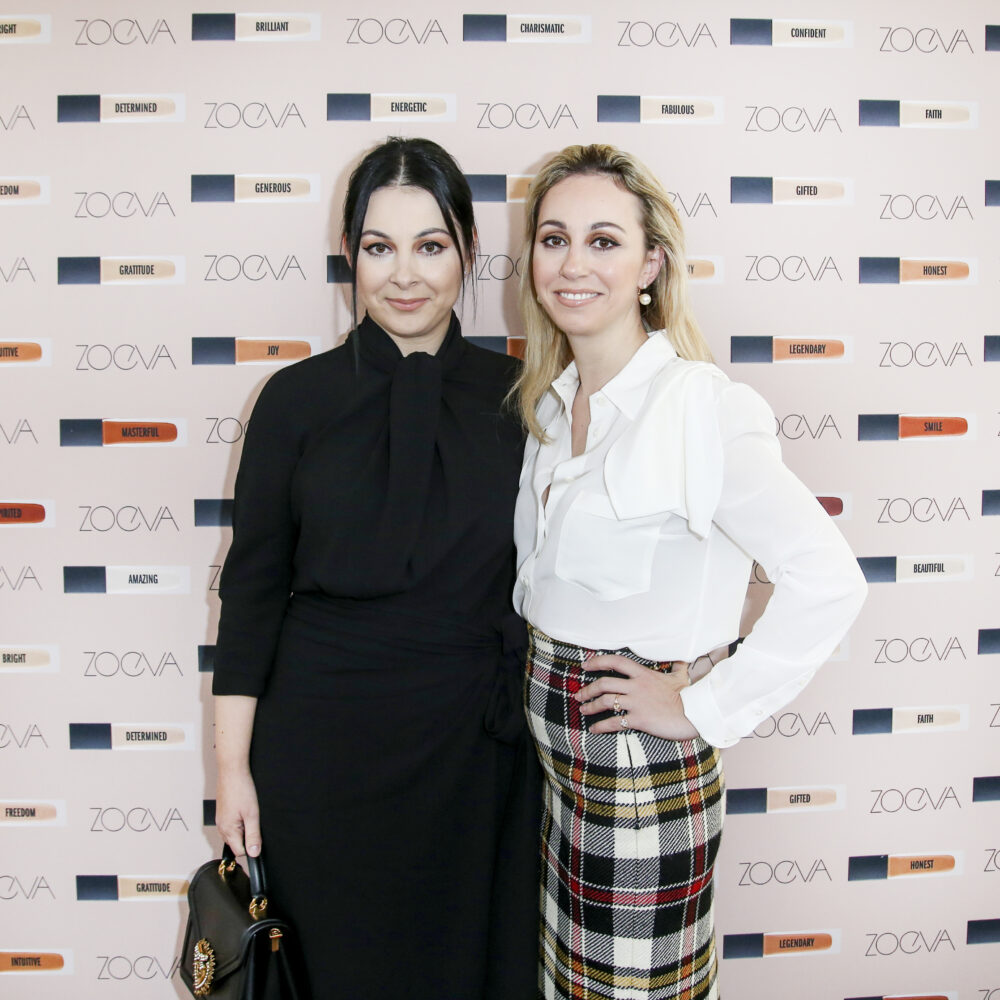 Zoe und Barbara Boukoi, die Gründerinnen von ZOEVA posieren vor einer Werbetafel