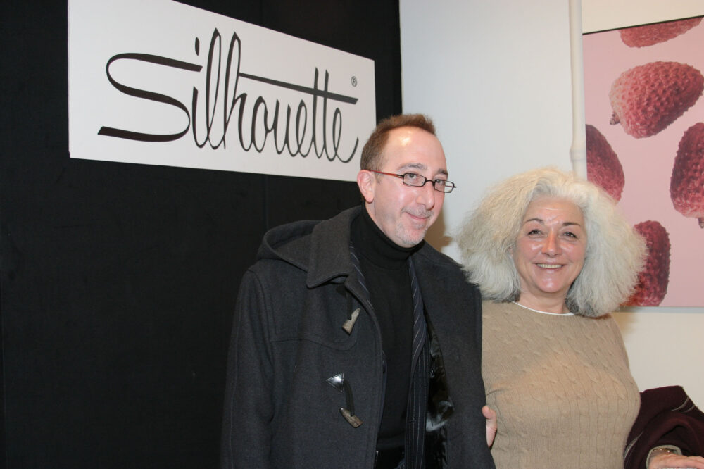 Logo von Shilhouette und davor zwei Menschen