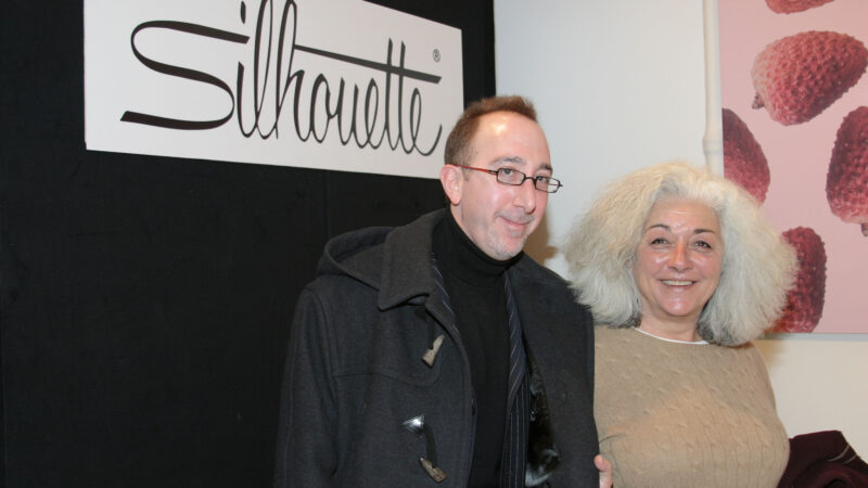 Logo von Shilhouette und davor zwei Menschen